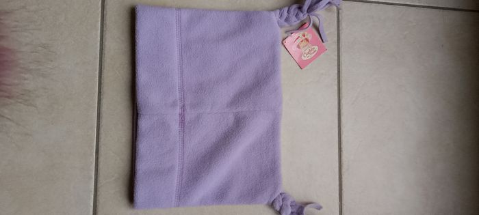 Joli lot de 2 bonnets 1 charlotte aux fraises neuf en polaire  et bonnet pompon en laine lipsy london. - photo numéro 5