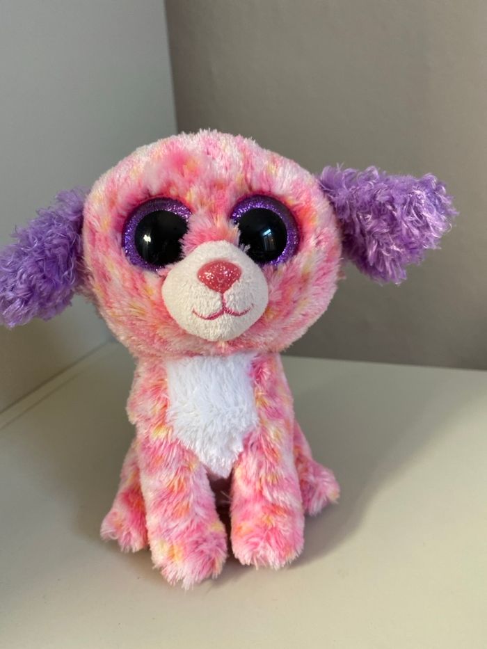 Chien en peluche rose et violet avec gros yeux Ty