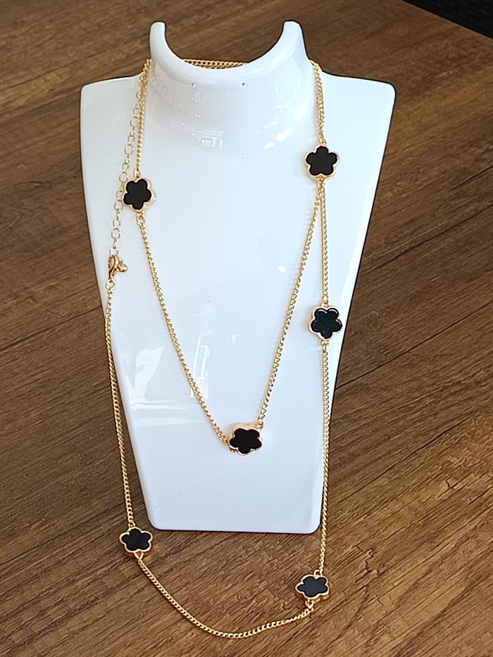 Collier long fleurs cinq pétales tendance