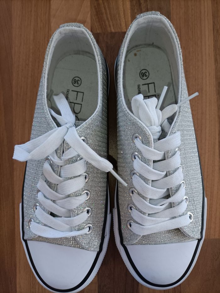 Chaussures 36 type converses blanc et argenté à paillettes - photo numéro 3