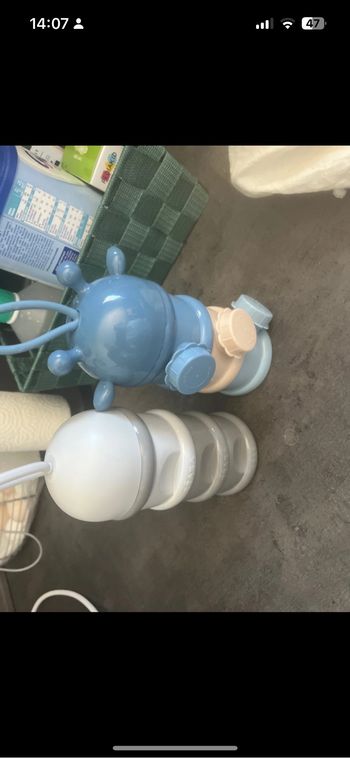 Biberons mam 150 ml x3 et biberons mam 260ml x3 aussi avec  deux boîtes doseuses offertes
