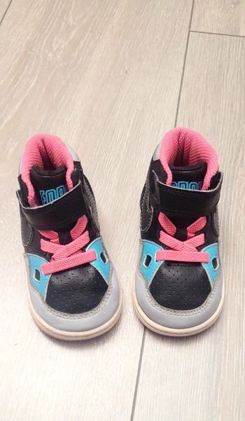Baskets noir bleu et rose. Fille taille 19,5. Marque Nike