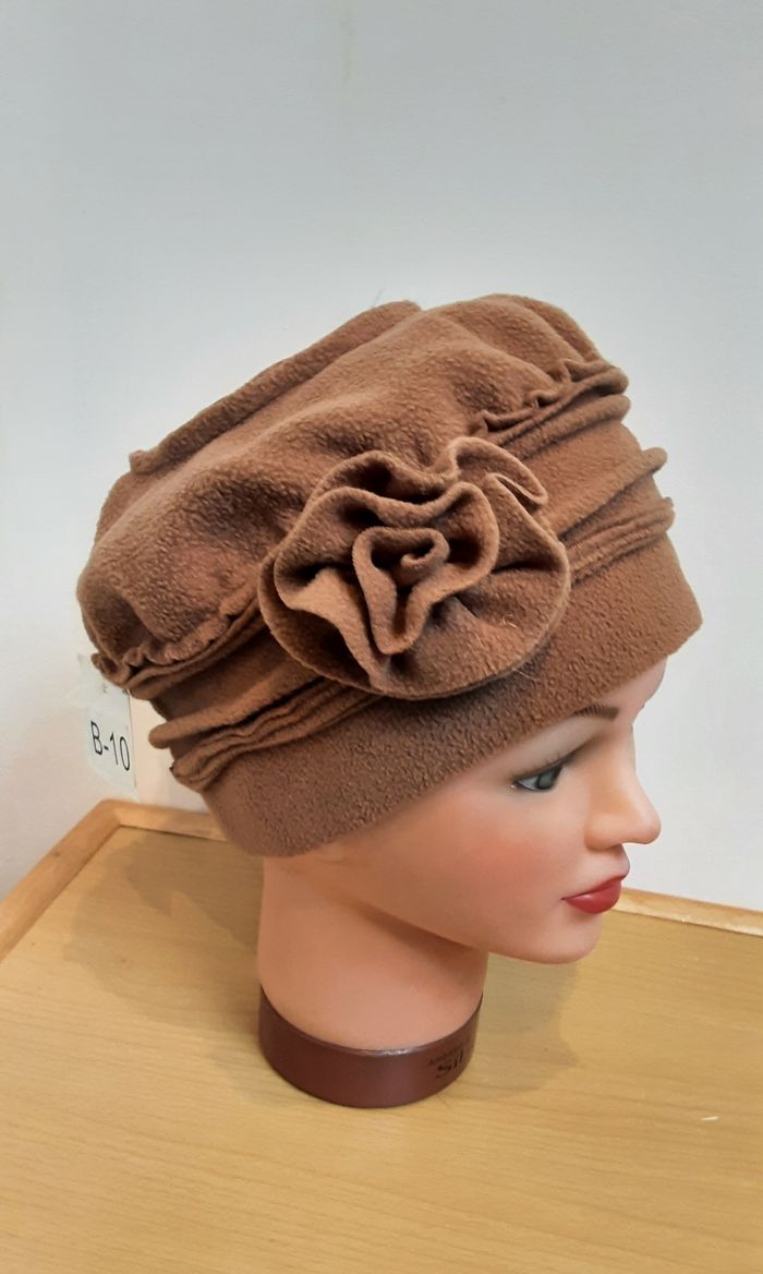 Bonnet  / chapeau  avec une fleur sur le côté agréable à porter pour femme Taille unique - photo numéro 3