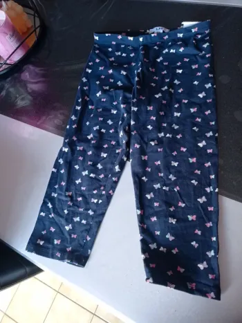 Pantacourts bleu marine motifs papillons