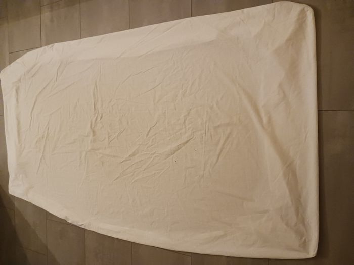 drap housse blanc pour lit 1 personne (2 petits trous)