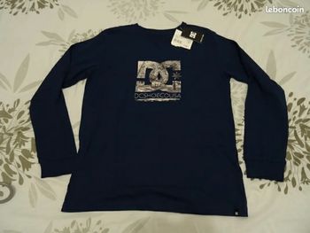 T-shirt manches longues

NEUF  DC Shoes  14 ans