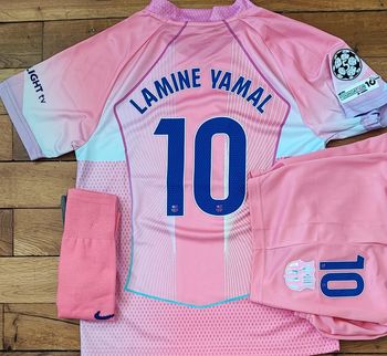 Maillot Barcelone taille 12 ans modèle FCB Yamal rose Away 2026 