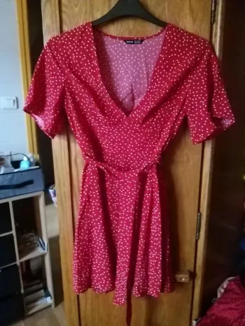 Robe rouge à pois blancs