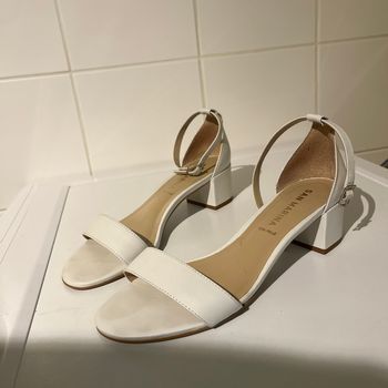 Sandale blanche à petit talon