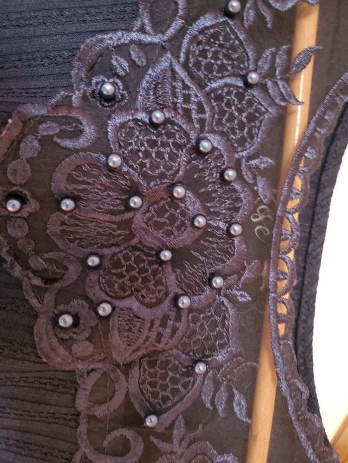 Haut dentelle et perles - photo numéro 3