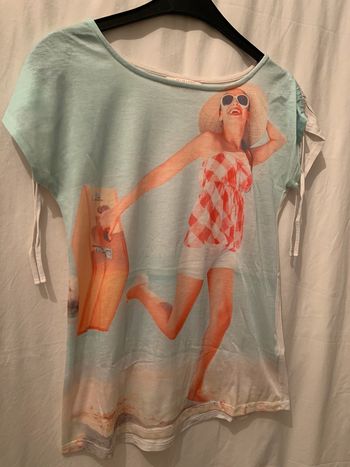 T-shirt imprimé « femme à la plage »