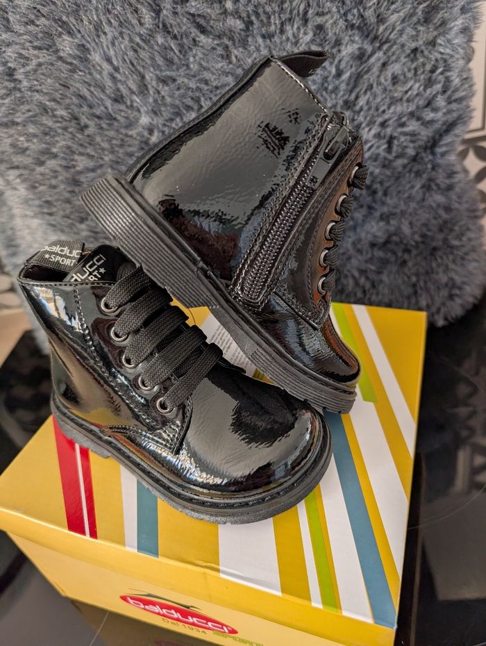 Bottines montantes fille. Taille 23. Neuf. Semelle intérieure en cuir. Balducci