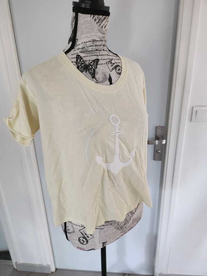 Joli Haut d'été couleur jaune pâle de marque Mango et de taille 34