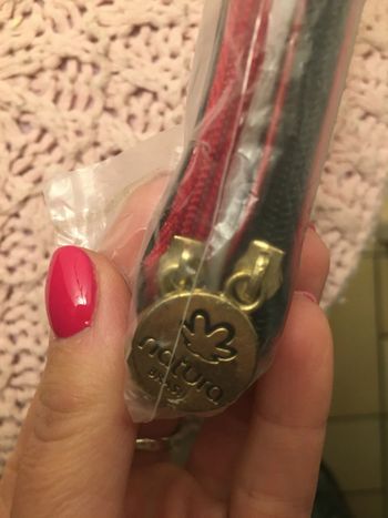 Pochettes noires et rouges