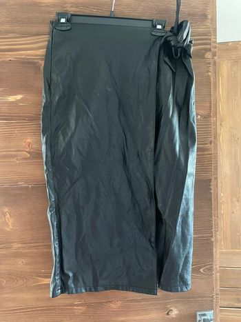 Jupe portefeuille en simili cuir noir
