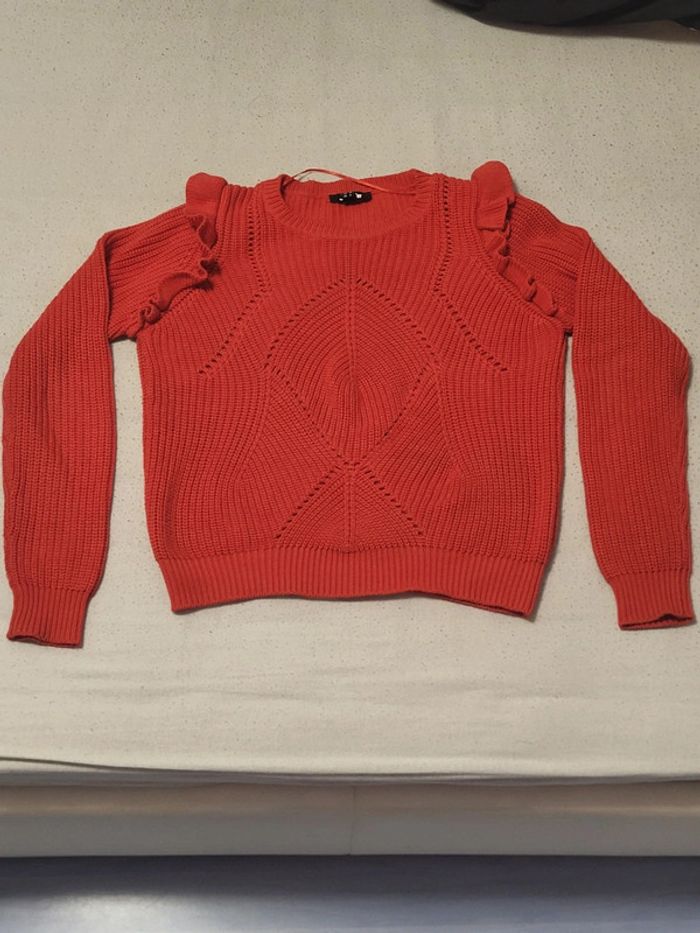 Magnifique pull rouge.