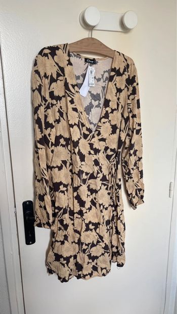 Robe portefeuille beige avec feuille marron neuf taille M Etam