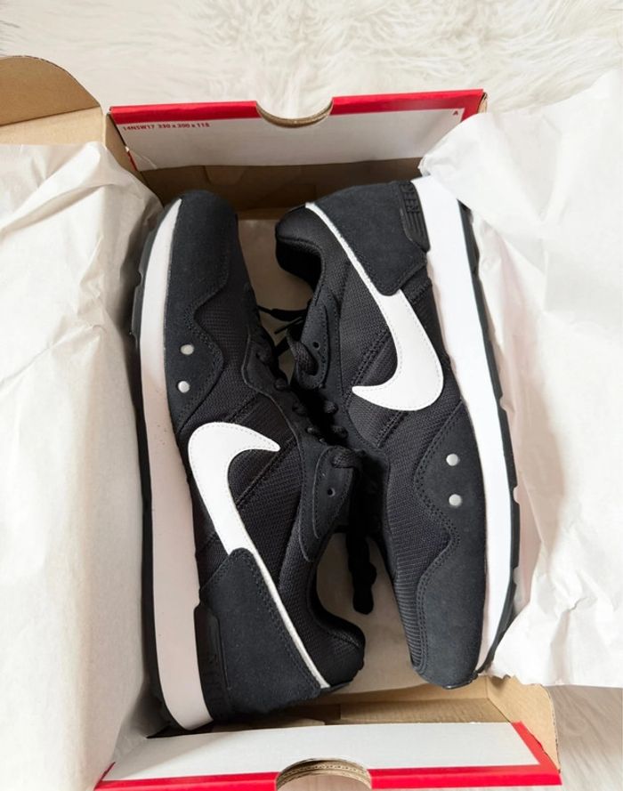 Baskets Nike Venture Runner – Taille 44,5 – Noir/Blanc – Neuf avec étiquette - photo numéro 2