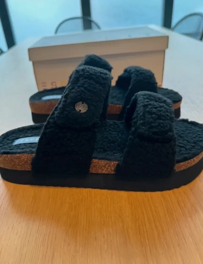 Esprit Mules à scratch Noire imitation fourrure taille 40 Neuf dans sa boîte d'origine. - photo numéro 2