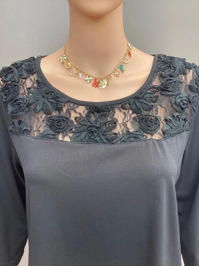 Haut noir à dentelle florale – Taille 3 convient à un S – Très bon état - photo numéro 2