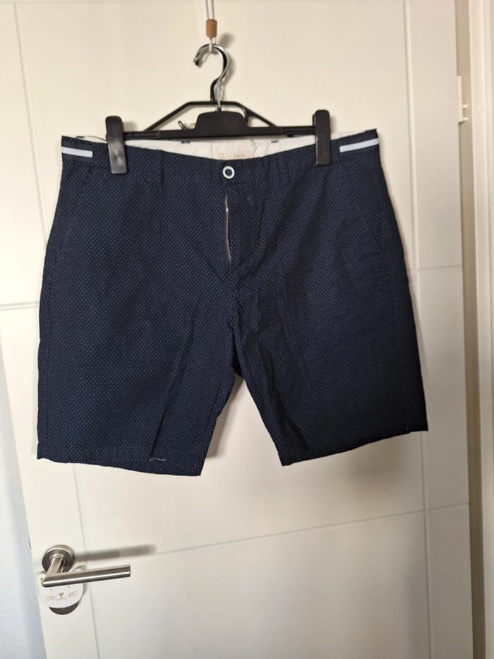 Short bleu marine à petits points blancs