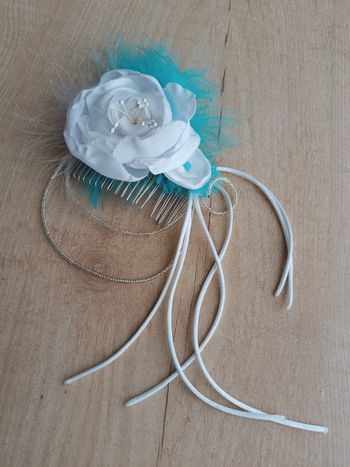 Peigne mariage fleur turquoise blanc plume