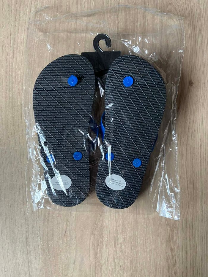 Tong Lee Cooper noir et bleu taille 33
Neuf - photo numéro 3