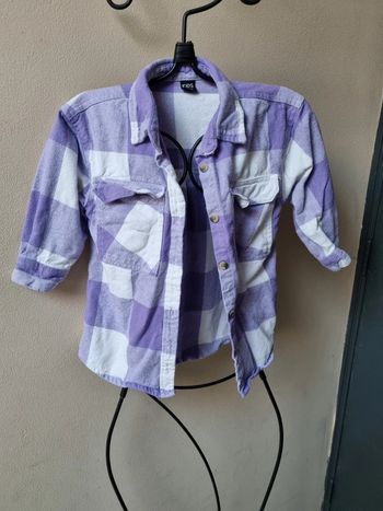Veste ou chemise à carreaux blancs et violets