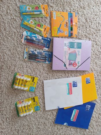 Lot de fournitures scolaires