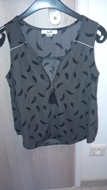 Joli Top gris motifs plumes noires