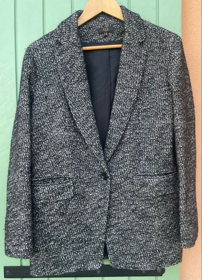 Veste noire et blanche