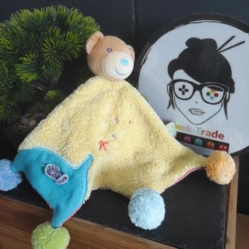 Doudou plat ours Kaloo Bliss pompons fleur etoile jaune bleu vert rayé Rouge