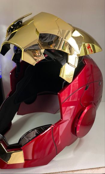 Casque Ironman doré ouverture télécommandée