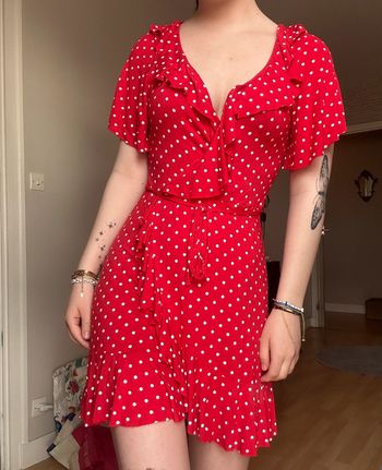Robe rouge à pois