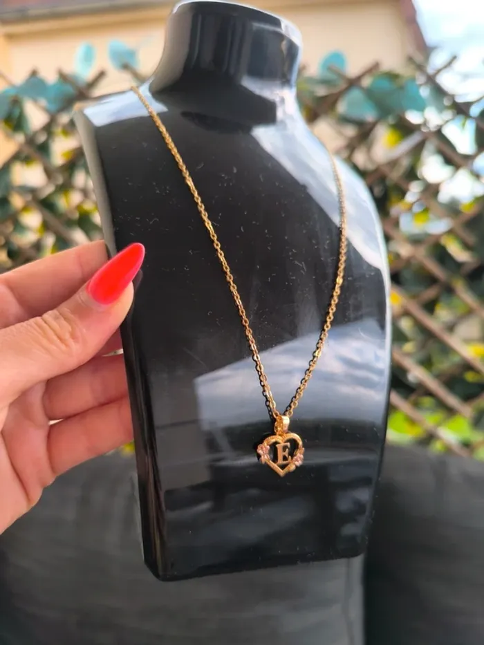 Collier lettre E , doré , acier inoxydable neuf idée cadeau