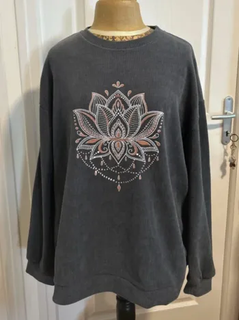 Sweat-shirt gris motif lotus taille XXL correspond à un 46