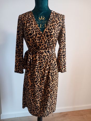 Belle robe portefeuille léopard Mango