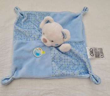 Doudou ours carré plat bleu et à pois - Écusson poule - Mots d'enfants
