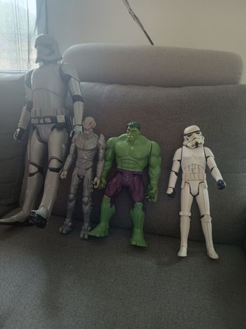 Lot de 4 figurines dont une grande darkwador