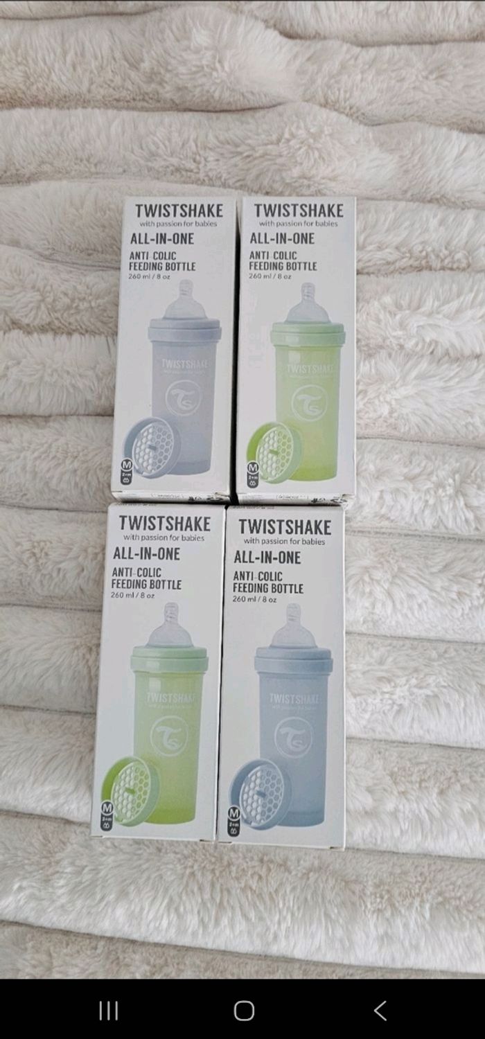 Lot de 4 biberons anticoliques Twistshake neufs