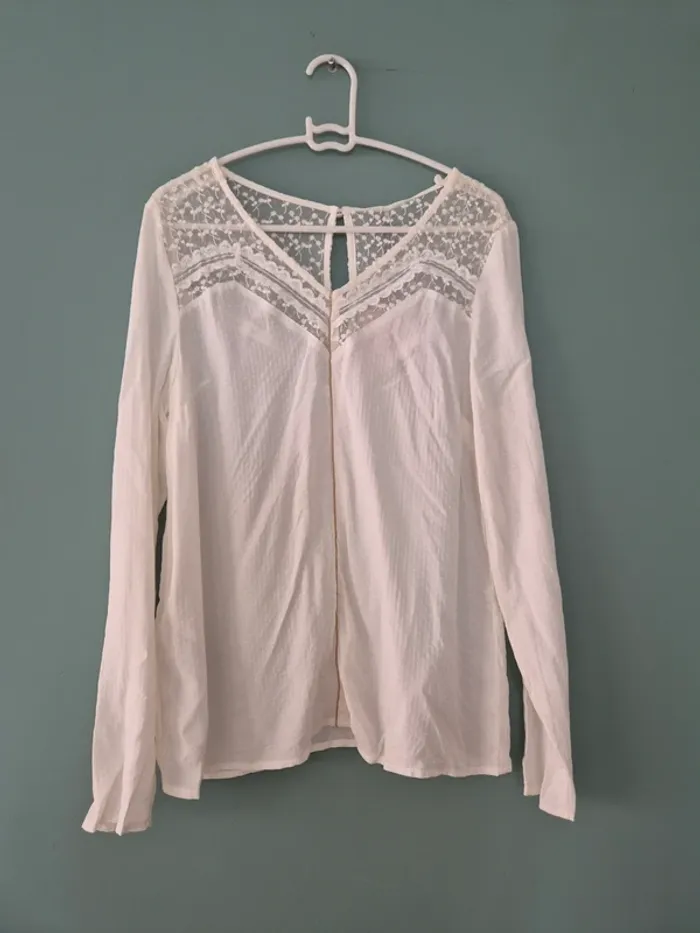 Blouse blanche a manches longues et dentelle, nafnaf taille 38 neuve