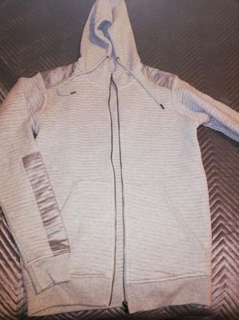 Sweat zippé à capuche esprit