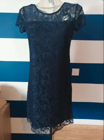 Jolie robe bleue marine dentelle taille 38