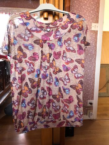 Tee shirt à manches courtes beige à motifs, taille 38.