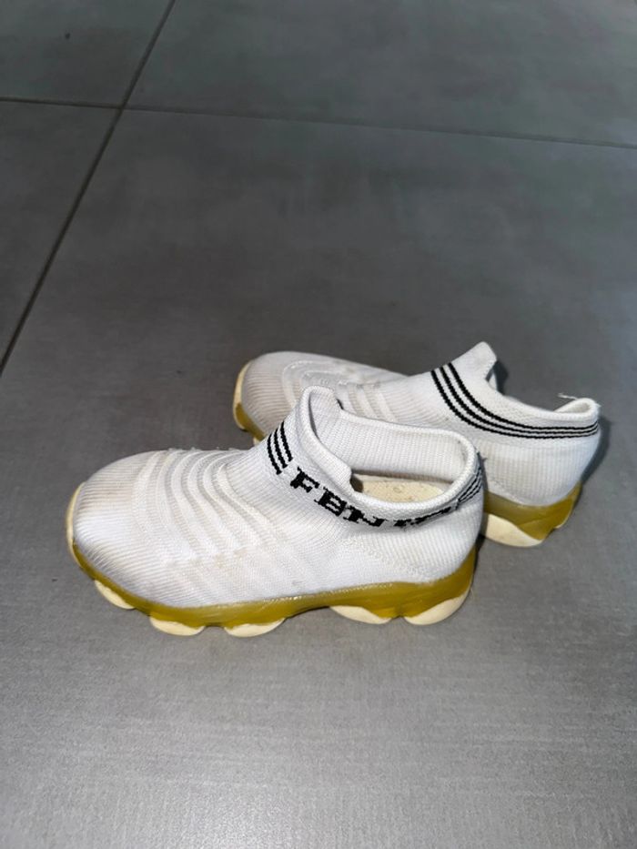 Chaussure enfant t26 blanc bonne etat