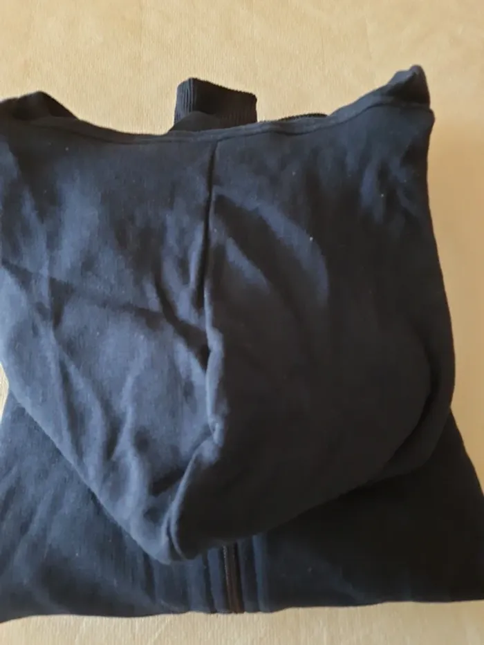 Sweat à capuche. Tbe