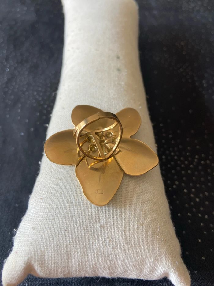 Bague grand format fleur dorée - photo numéro 2