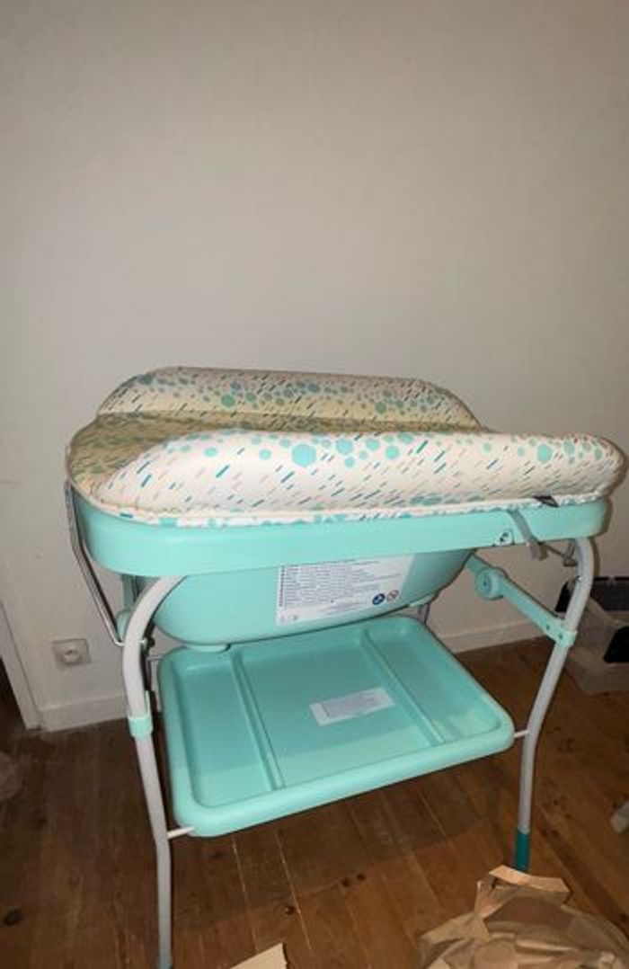 Baignoire et table à lange - photo numéro 3