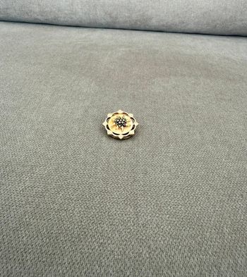 Broche vintage dorée pour foulard motif fleur