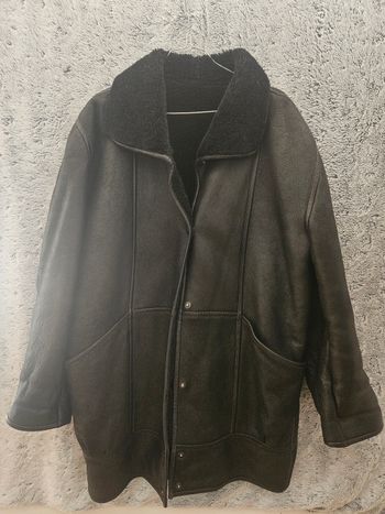 Manteau noir en cuir avec fausse fourrure de chez Aron's Cuir